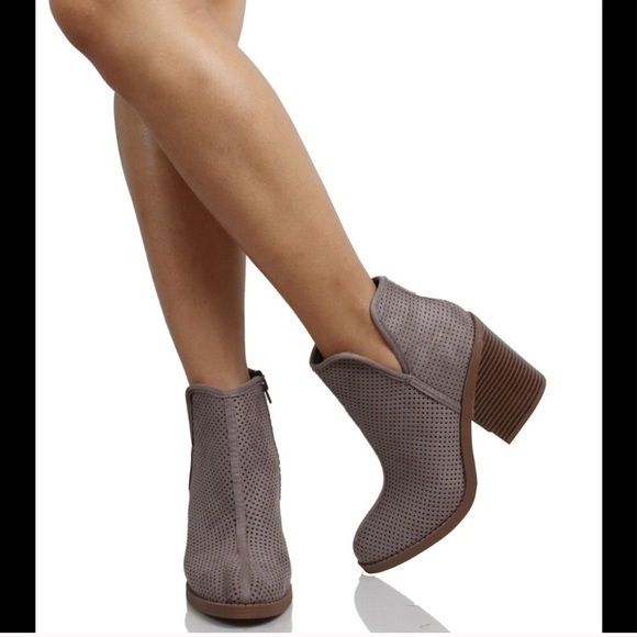 Last 7 💕 Block Open V Cut Bootie Suede Crochet - Picture 4 of 5